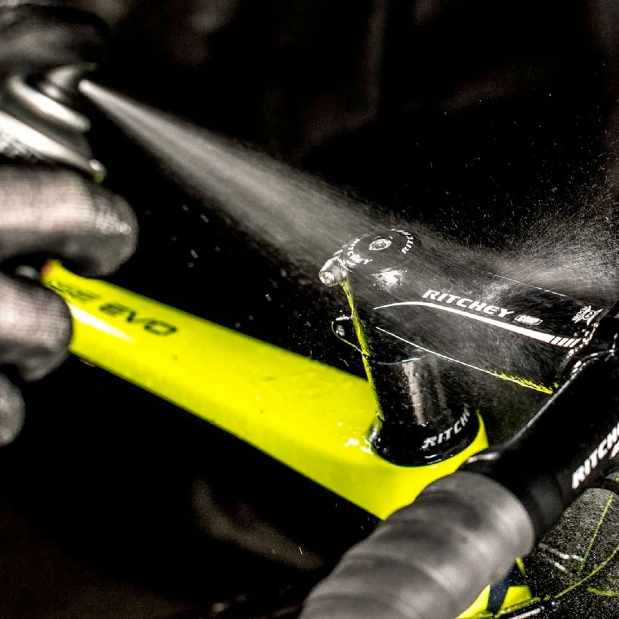 Muc-Off Mo-94 400ml Aerosol Lube - Image 4